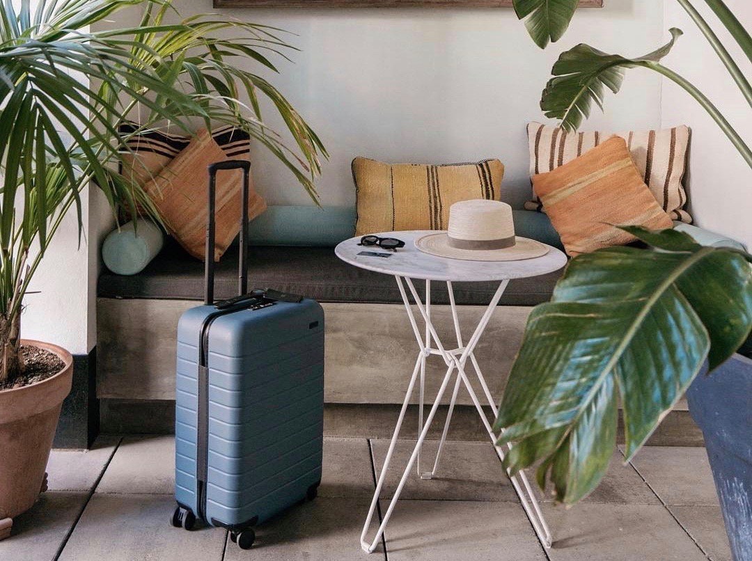 Mirupafshim drejtoreshës së Away!