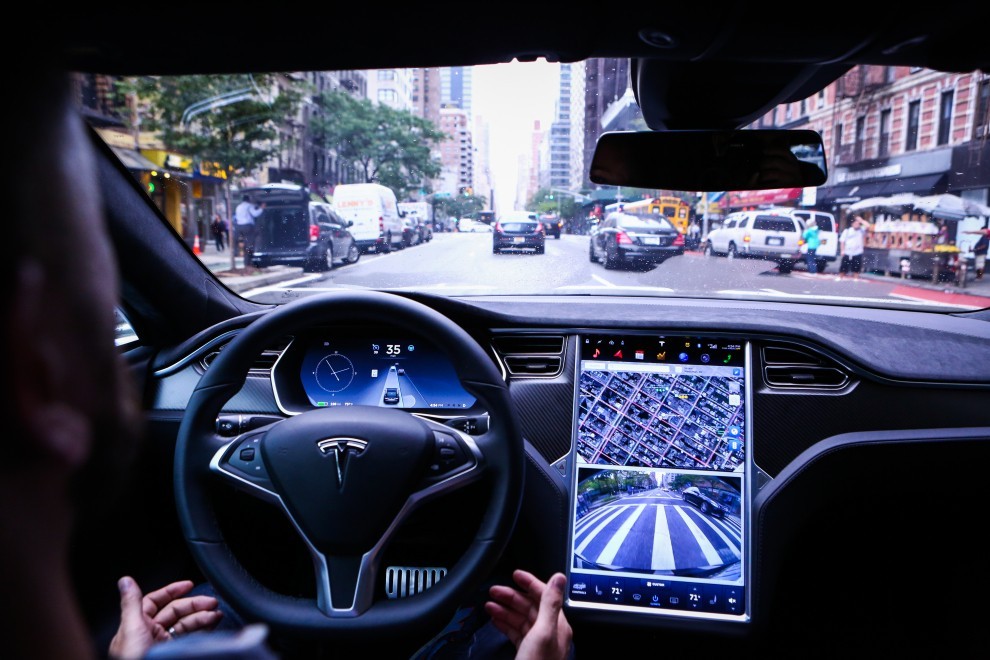 Tesla i gatshëm të liçensojë pilotin automatik
