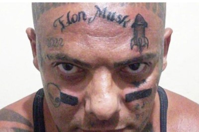 Influenceri bën tatuazh në ballë emrin e Elon Musk