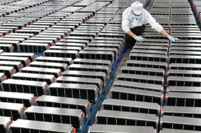 Kina do të prodhojë 3 herë më shumë bateri për makinat elektrike se sa i duhen!