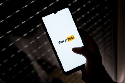 YouTube ndalon kanalin e Pornhub për shkelje të rregullave