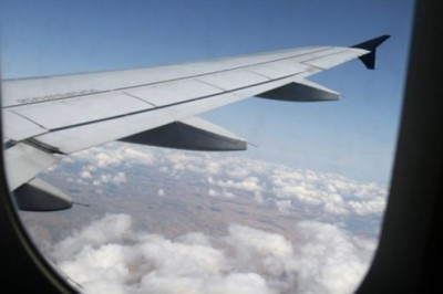 Pse dritaret e avionit kanë vrima të vogla? Arsyeja shumë e rëndësishme…