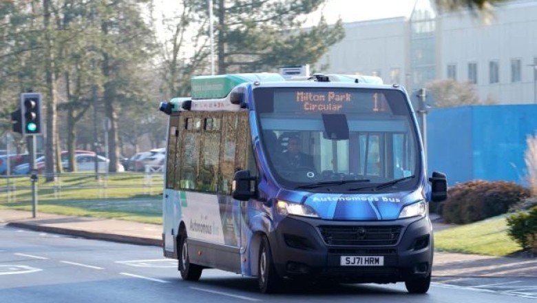 Autobusi i parë elektrik vetë-drejtues del në rrugë! Si po pritet nga njerëzit ky shërbim?