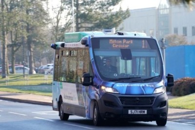 Autobusi i parë elektrik vetë-drejtues del në rrugë! Si po pritet nga njerëzit ky shërbim?
