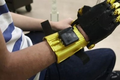 Studentët e Shkollës së Mesme të Tennessee ndërtojnë dorë robotike për shokun e klasës