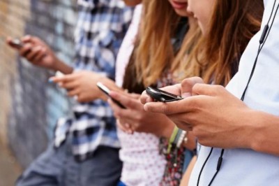 A duhet të vendosin prindërit se çfarë bëjnë fëmijët e tyre në internet? Këto shtete mendojnë se…