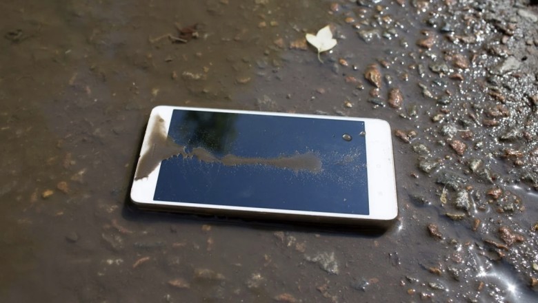 I ra telefoni në ujë teksa po bënte selfie, zyrtari zbraz rezervuarin për ta gjetur. Pezullohet nga detyra