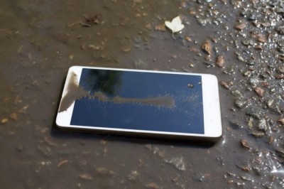 I ra telefoni në ujë teksa po bënte selfie, zyrtari zbraz rezervuarin për ta gjetur. Pezullohet nga detyra