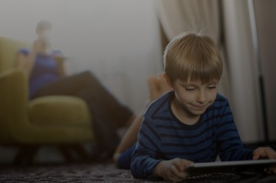 “Prindër po rrezikoni jetën e fëmijëve duke i ekspozuar në rrjetet sociale”, studimi i fundit i thotë të gjitha