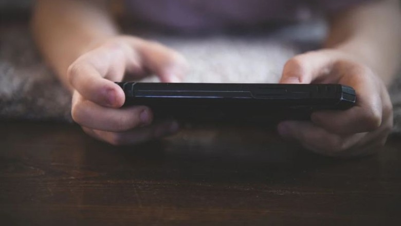 Prindërit kërkojnë të fshihen llogaritë e fëmijëve nga mediat sociale, shkak videot e pengjeve izraelite