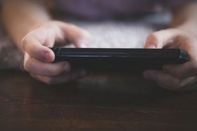 Prindërit kërkojnë të fshihen llogaritë e fëmijëve nga mediat sociale, shkak videot e pengjeve izraelite