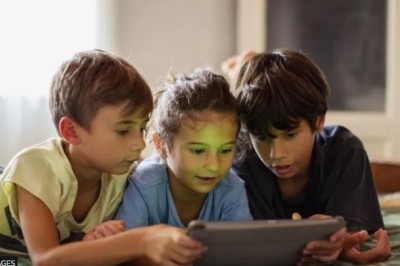 Prindërve hebrenj u është thënë të fshijnë aplikacionet e mediave sociale…