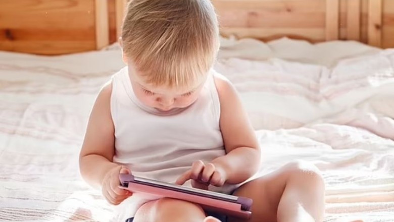 Studimi: Një orë në ditë para TV apo iPad çon në probleme të pazakonta shqisore tek të vegjlit