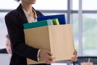 Sektori i teknologjisë po investon miliarda dollarë në AI edhe pse vazhdon të pushojë nga puna njerëzit…