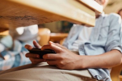 Ministri i Arsimit në Itali ndalon telefonat inteligjentë në klasë