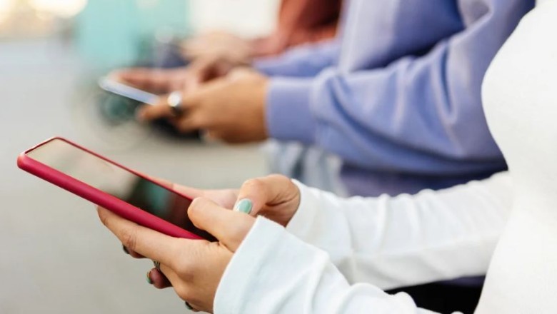 Studimi: Më shumë se një e treta e adoleshentëve shpenzojnë kohë të gjatë në telefonat e tyre