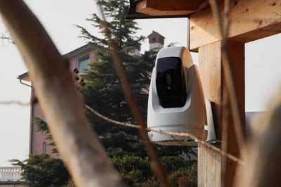 Kamera e re e sigurisë “Talking” ka armë robotike për të gjuajtur njerëzit me gaz lotsjellës